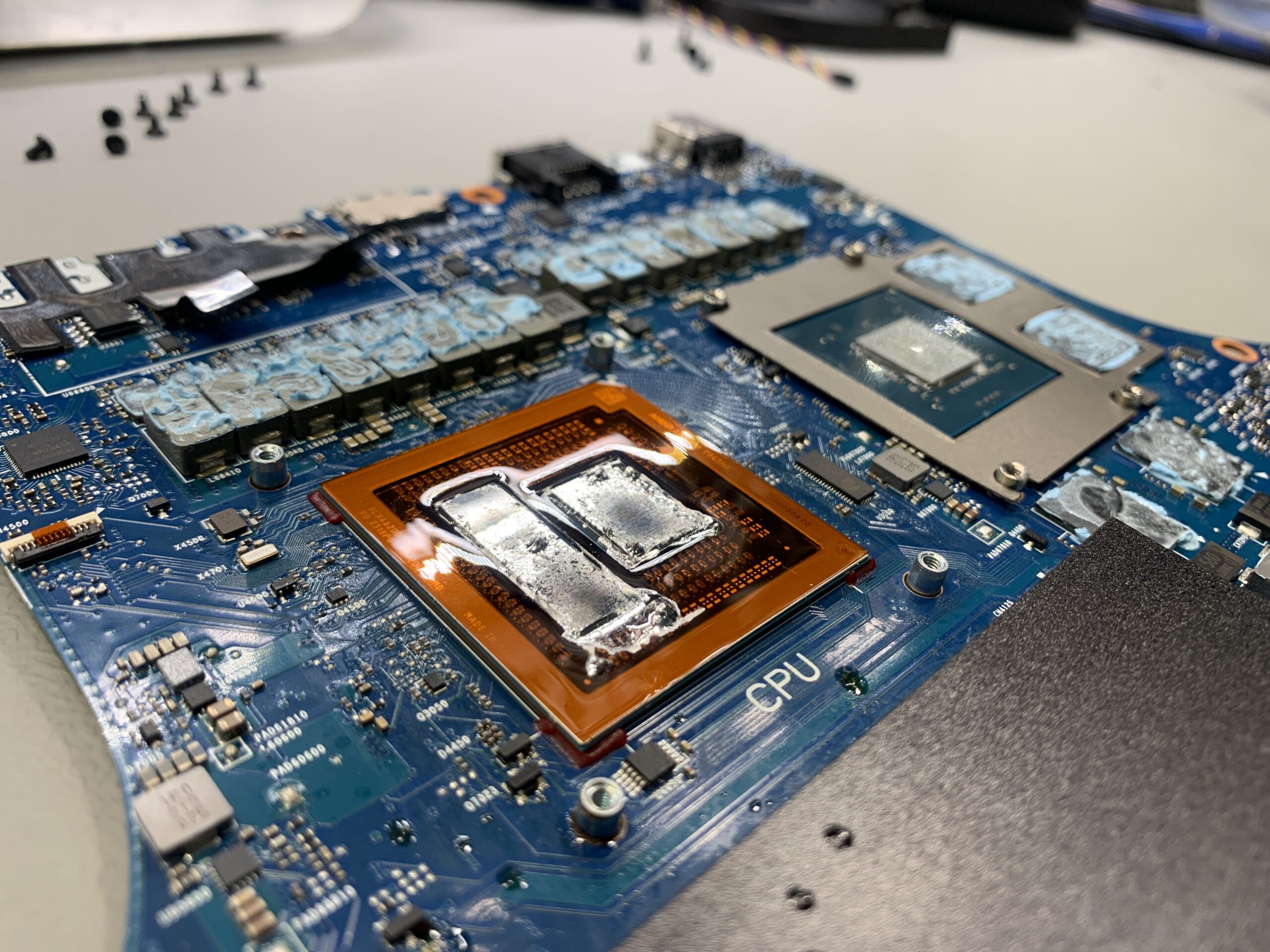 Vedelmetall sülearvuti protsessoril